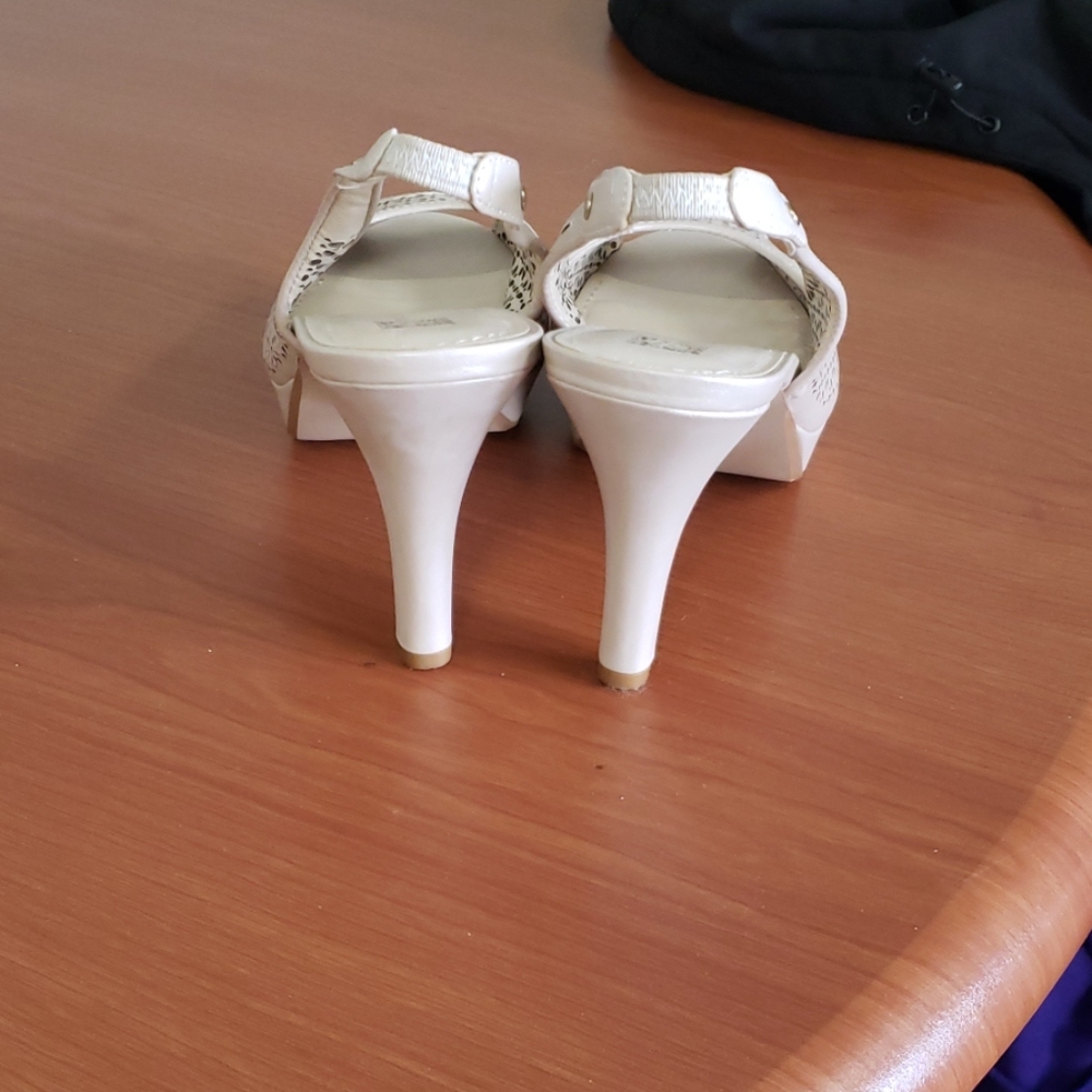 Heels - Picture 3 of 3